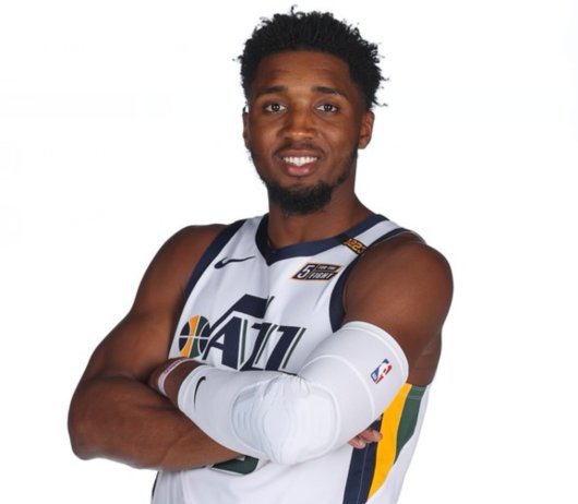 为国出战14次打进1球，尹鸿博获得印有19号的国足纪念球衣